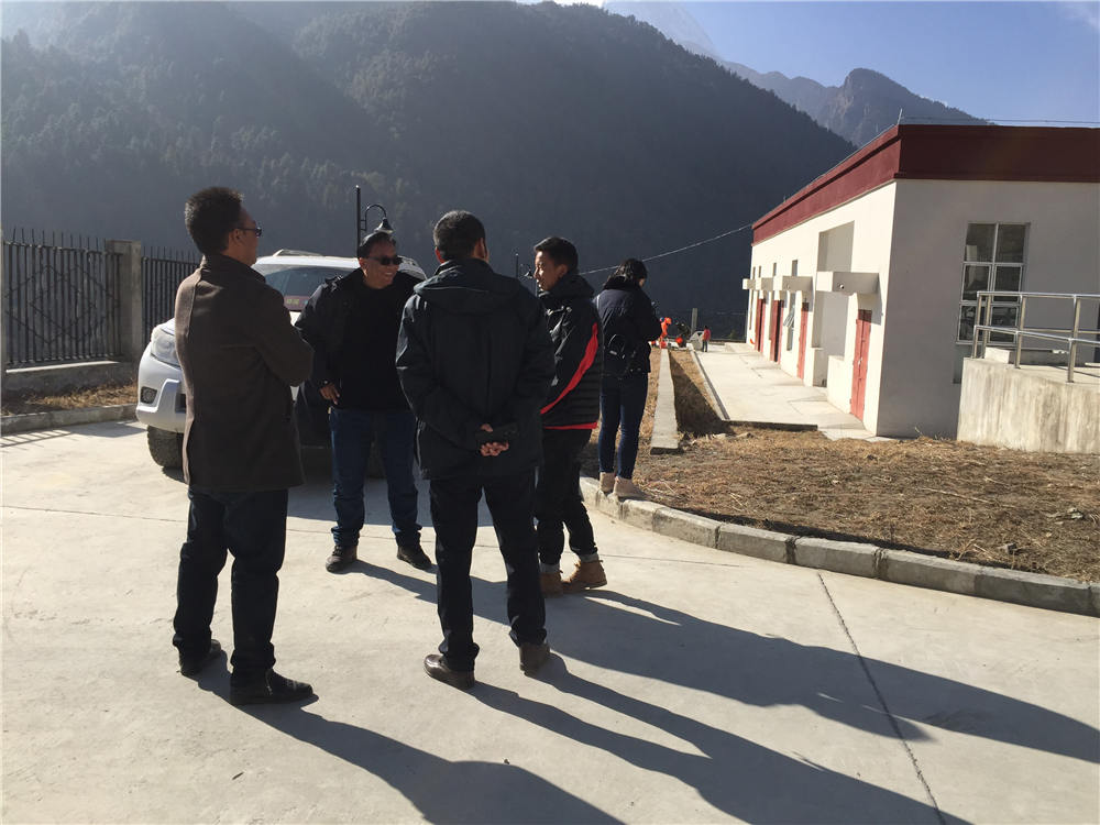 日喀則市環(huán)保督導(dǎo)組蒞臨吉隆縣污水處理廠檢查并指導(dǎo)工作，我吉隆縣環(huán)保局局長和分管縣長熊等領(lǐng)導(dǎo)陪同